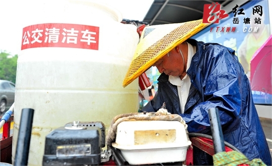 这是我们的工作 六旬广告清洁工暴雨中的坚守