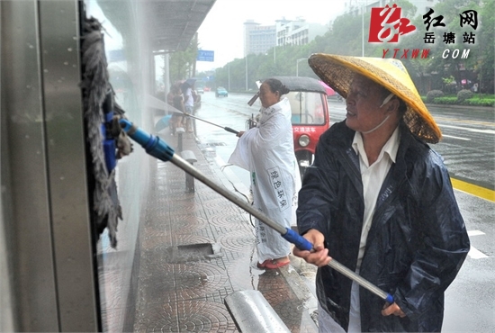 这是我们的工作 六旬广告清洁工暴雨中的坚守
