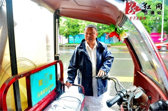 这是我们的工作 六旬广告清洁工暴雨中的坚守