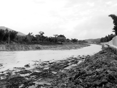 佛冈县潖江水头段原本10米宽的河道，现在已经被拓宽为40米。