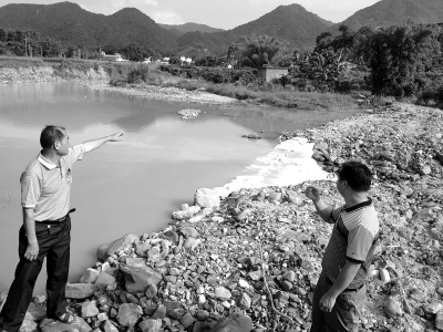 为解决灌溉问题，佛冈县水头镇莲瑶村搭起了临时陂头。