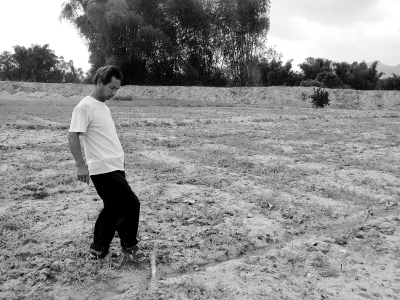 佛冈县三莲村村民刘庙行家一亩多被冲毁的田地里现在布满砂石。