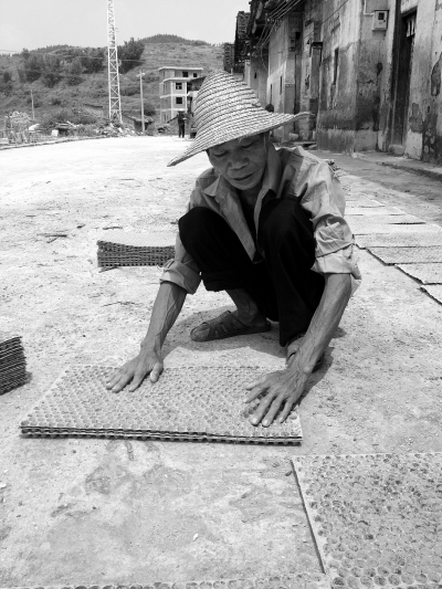 遥田镇茶江村村民李宗起午后在整理育秧板，为种植下一季水稻做准备。