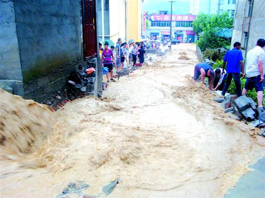 昨日，保康县歇马镇遭遇暴雨袭击，淤泥随山洪涌进镇区，居民损失惨重。截至晚7时许，已有一人因灾死亡。