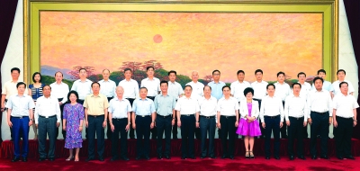 胡春华、朱小丹、黄龙云等领导会见了“2013广东扶贫济困日”捐款超过1000万元的企业和个人代表。王辉 罗文清 摄