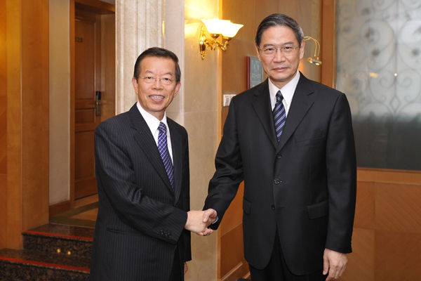 国务院台湾事务办公室主任张志军30日下午在深圳会见了台湾维新基金会董事长谢长廷，双方就两岸关系和平发展问题交换了意见。（新华社梁旭摄）