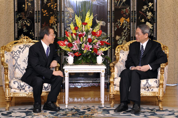 国务院台湾事务办公室主任张志军30日下午在深圳会见了台湾维新基金会董事长谢长廷，双方就两岸关系和平发展问题交换了意见。（新华社梁旭摄）