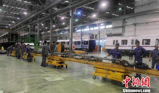 中国南车株机公司员工正在工作。唐小晴摄