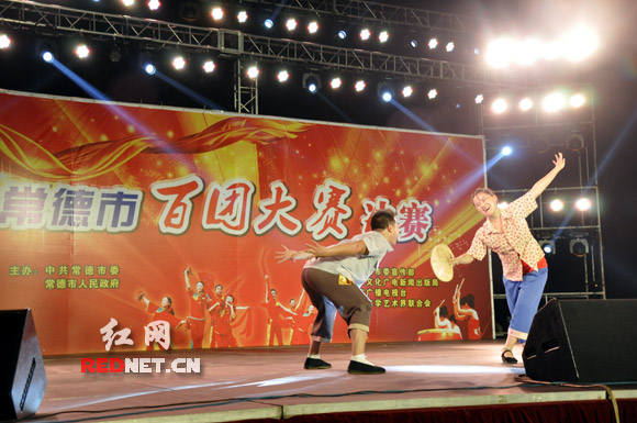 7月1日晚，2013年欢乐潇湘·常德市群众文艺演出百团大赛决赛在常德市白马湖公园拉开帷幕。
