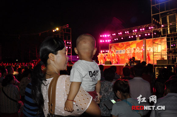 带着孩子观看演出的常德市民陈女士，称有了百团大赛，整个七月的纳凉“夜生活”就丰富了。