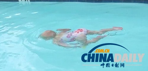 超级水宝宝震惊世人：年仅16个月一口气横渡游泳池