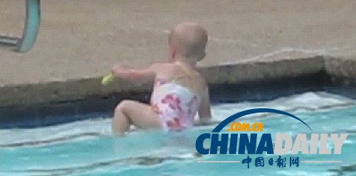 超级水宝宝震惊世人：年仅16个月一口气横渡游泳池