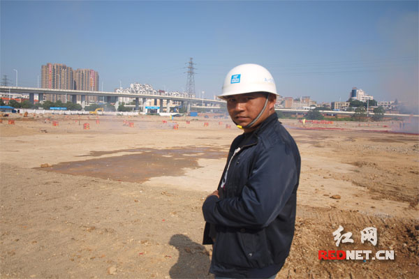 如今,34岁的夏伟军现任长沙河西交通枢纽项目的生产经理。他说道:“从事的事业让我淡忘了一切影响心情的负能量,沉淀让我懂得生活的快乐。”