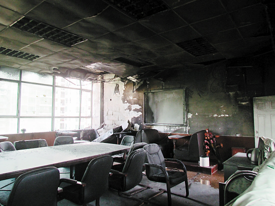 阅览室内的书籍、桌椅蒙上一层厚厚的烟尘,天花板都被烧掉