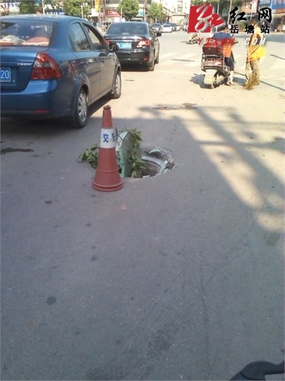 井盖严重缺损  居民急切盼修复