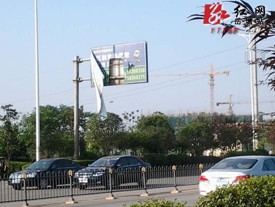 芙蓉大道宣传牌损坏严重 存在安全隐患