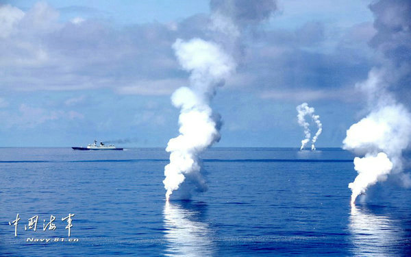 资料图:舰艇发射干扰弹瞬间。