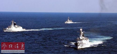 原文配图:中国海军军舰2012年10月在浙江舟山附近海域进行军事演习(美联社)。