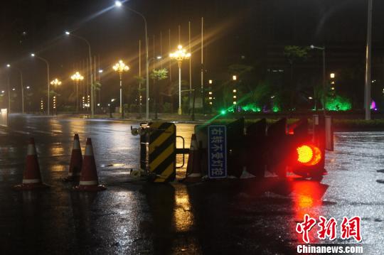交通灯被大风刮倒　梁盛　摄