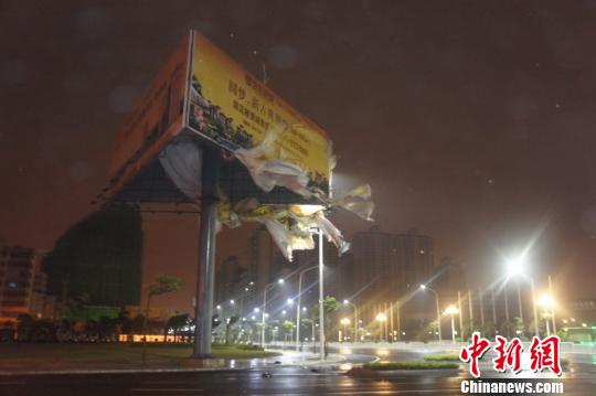 交通灯被大风刮倒　梁盛　摄