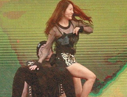 [视频]f(x)宋茜露内衣走光 宝儿与猛男热舞(图)