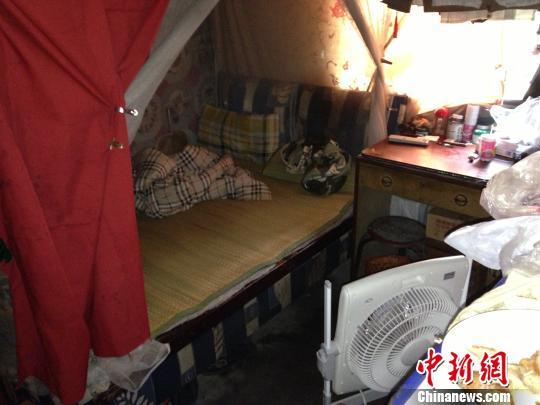 图为：嘉兴两位老人蜗居的十平米传达室　严琦　摄