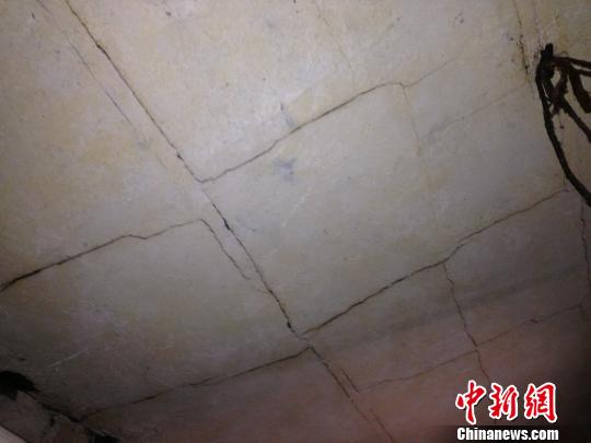 图为：嘉兴两位老人蜗居传达室屋顶裂缝。　严琦　摄