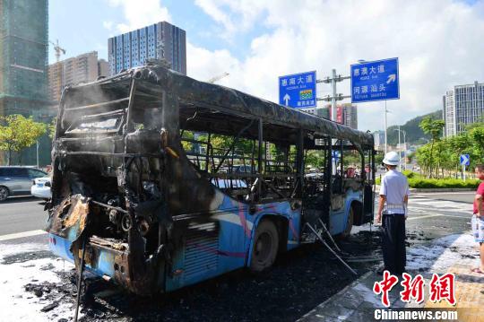 广东惠州发生两车自燃事故幸无人伤亡