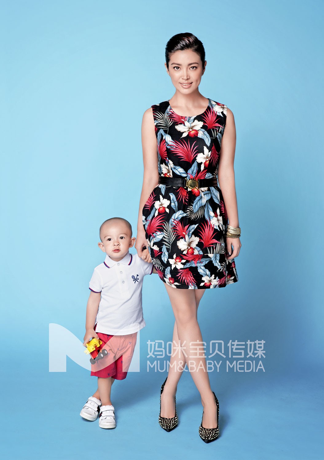 李冰冰妹妹李雪携子登杂志封面(组图)- Micro R