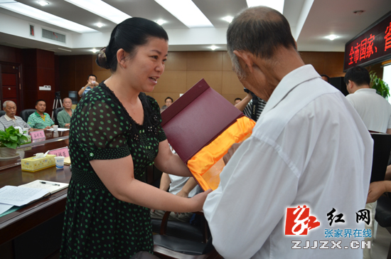 张家界市召开国家、省级非物质文化遗产项目代表性传承人座谈会
