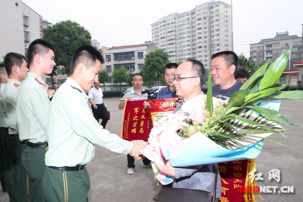 一个多月后,面对从湖南衡阳赶来感谢救命之恩的伤者及亲人,丁洋说救人是自己的职业,已经成为一种习惯了。