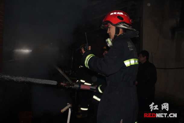 每一次抢险救灾,丁洋总是冲在最前,因为他对这份职业,有一份由衷的自豪感。