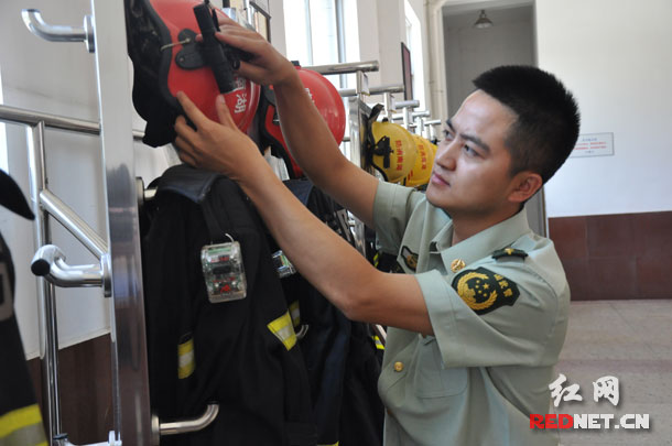 作为湖南农大工商管理专业的本科生,丁洋把在大学中学习到的管理理论知识,创造性地与中队的管理结合起来,融入到中队的日常管理中去,并取得了较好的效果。