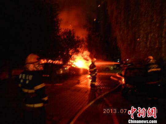 重庆主城发生四车燃烧事件警方排除人为纵火可能