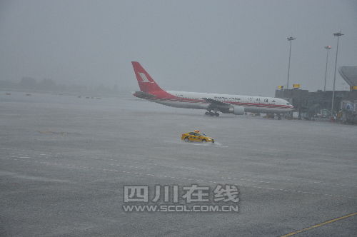 双流机场再次遭受雷雨天气袭击。