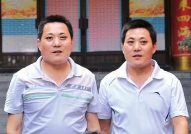 分别41年,刘勇刚(左)和曾勇终于相遇了。