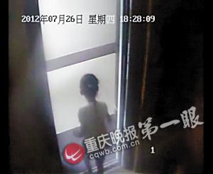 安琪独自惊恐走出电梯，随后离奇坠楼。（视频截图）