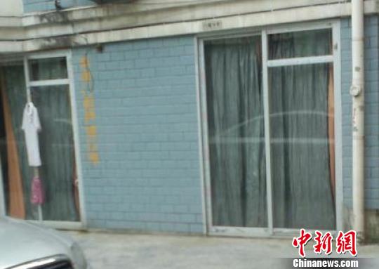 车库被改成住房，住户按上了玻璃推门　微博截图　摄