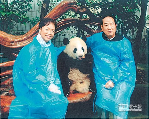 宋楚瑜与陈万水参访四川猫熊培育基地。图／商周出版提供