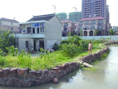 苏州一拒拆小楼被别墅包围 户主趟河进出(图)