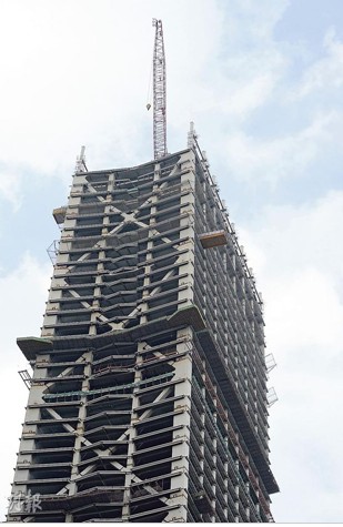 在广州的3名香港天秤拆卸工疑准备拆卸图中兴建中的财富中心天秤,乘吊船至58楼时,疑吊船失平衡,一人跌至53楼重伤,另两人跌至更低的楼层死亡。来源 香港《明报》