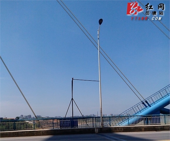 莲城大桥部分路灯受特殊照顾