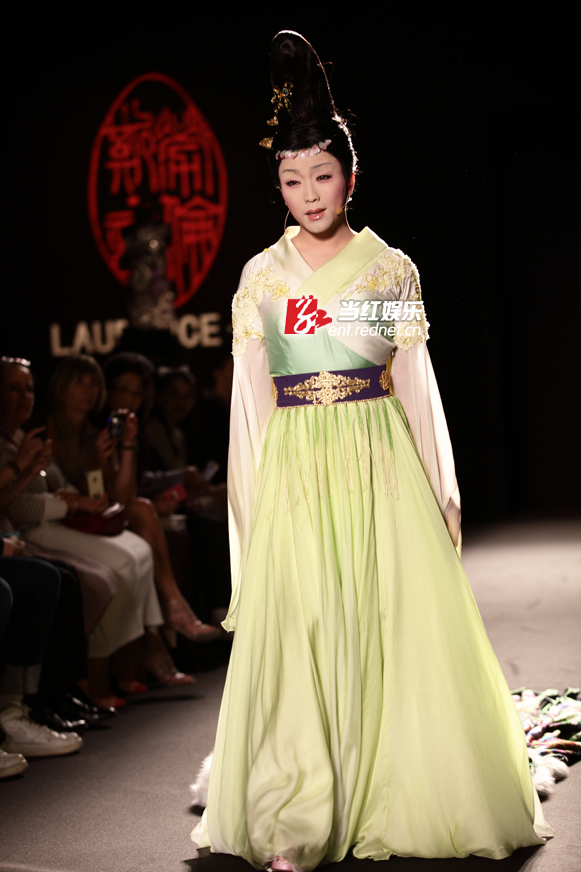 李玉刚妆容精致