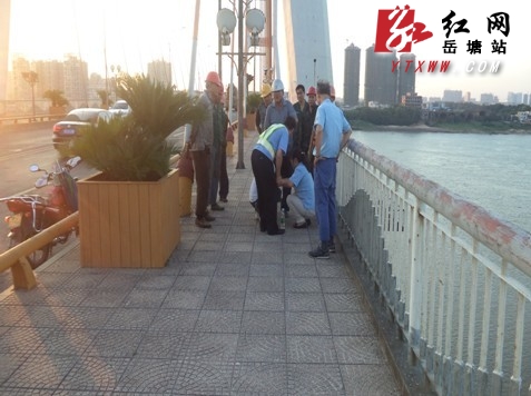 女子为情所困想轻生 岳塘民警将其救下