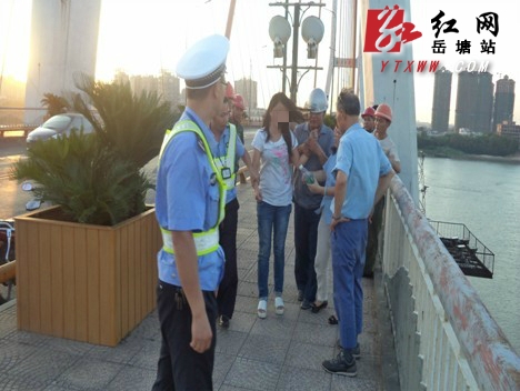 女子为情所困想轻生 岳塘民警将其救下