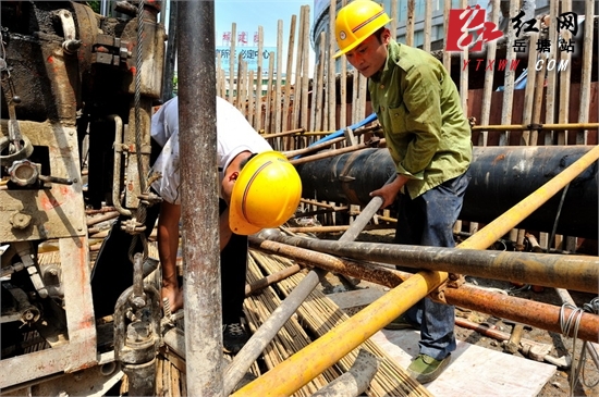 《湘潭市宝塔路口附近发生大面积路面塌陷》续：整个维修工程预计十天后完工