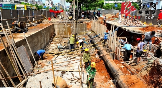 《湘潭市宝塔路口附近发生大面积路面塌陷》续：整个维修工程预计十天后完工