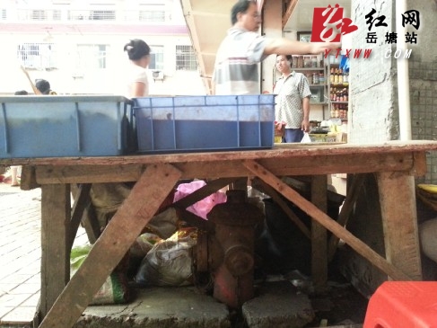 消防栓被“压头”，运河社区出面劝阻