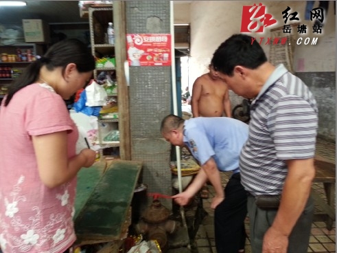 摊贩占道经营 消防栓被隐藏在货摊下(图)