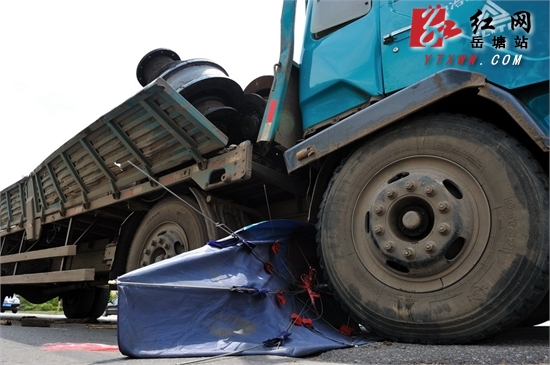 遮阳伞“撞烂”大卡车 芙蓉大道发生一起交通意外